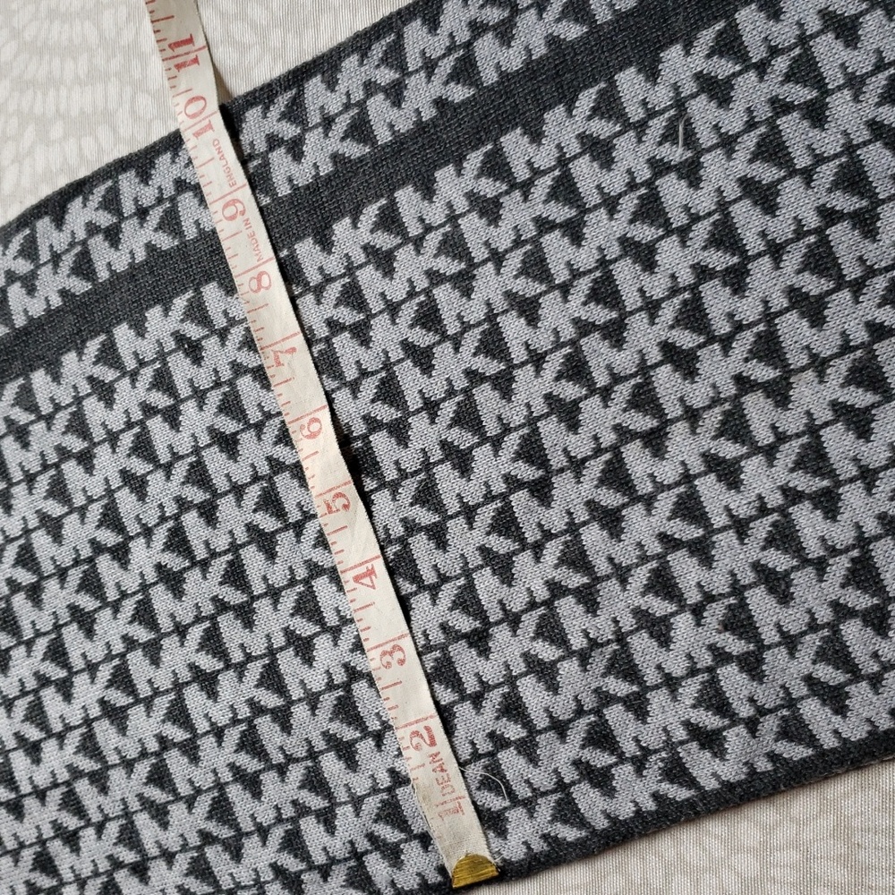 Michael Kors Signature Gray Scarf - Picture 6 of 7